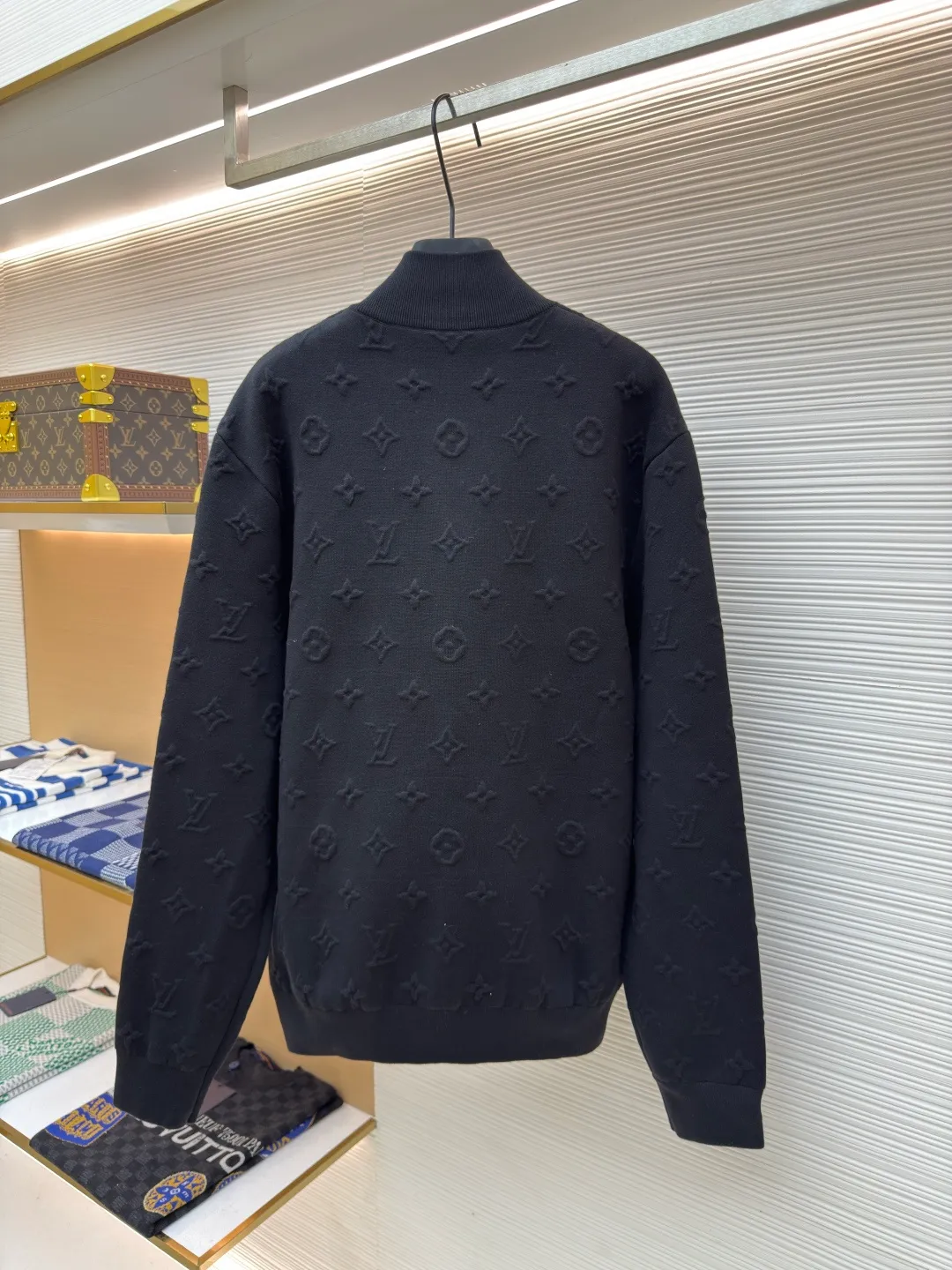 LOUIS VUITTON embossed embossed knitted zipper jacket ●Authentic product: purchased and developed by 18899 ●Item number: 1680496-C10 ●Fabric: knitted fabric ●Technology: embossed embossed production ●Version: fitted version ●Weight: about 930 grams ●Size: S-M-L-XL ●Description: YB purchases patterns and uses customized cotton yarn to make them. The process is complicated and requires spinning out the raw material core. After secondary processing, the yarn is hooked on the machine and the raw material core is threaded. After completion, dyeing is carried out. The dyeing vat can only be found in high-temperature vats. If the temperature is not enough, the yarn will be dyed unevenly! It will take several hours to dry at low temperature. If the degree is too high, it will be scrapped directly. After dyeing, you can only use a slow machine for wooling. Fast machines are prone to problems with thick and thin hair horizontal bars. The fabric pieces are woven using imported machines for parallel and even speed. Each piece takes 270 minutes, which is time-consuming and labor-intensive. Full-width brand embossed jacquard design, the overall routing is straight and delicate, the fabric is comfortable and soft, and the color is consistent without color difference. It can be matched with the same style to create a fashionable look, and can be used in various occasions. Customized accessories, complete with three standards, same style for men and women!